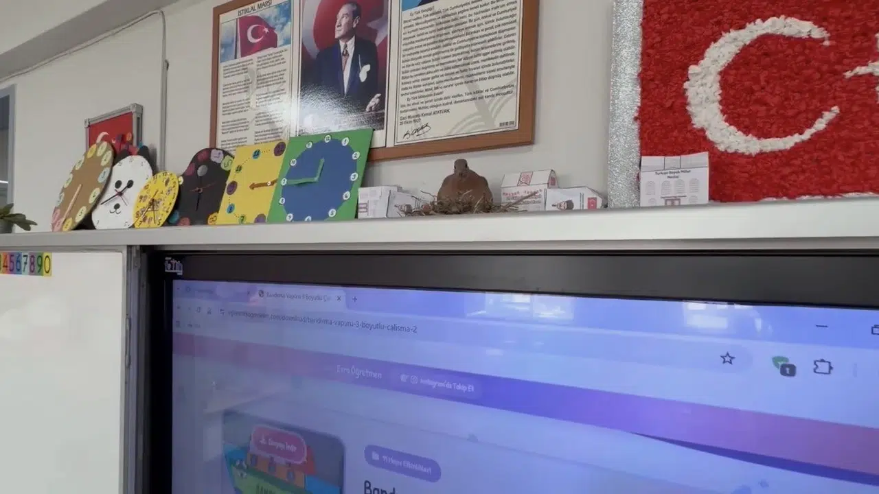 Sınıfın yeni misafirleri dersi unutturdu: Akıllı tahtada başlayan mucizevi hayat