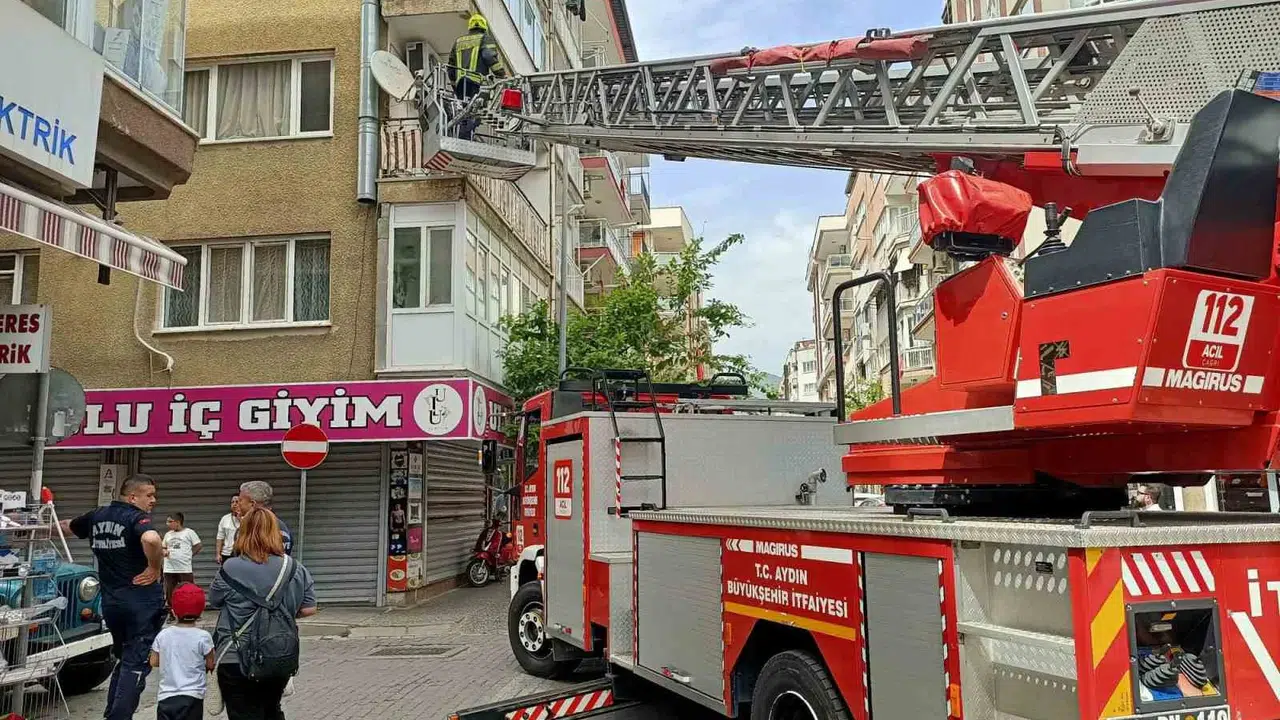 Efeler'de mutfaktan yükselen dumanlar mahalleyi ayağa kaldırdı: Komşuların dikkati faciayı engelledi