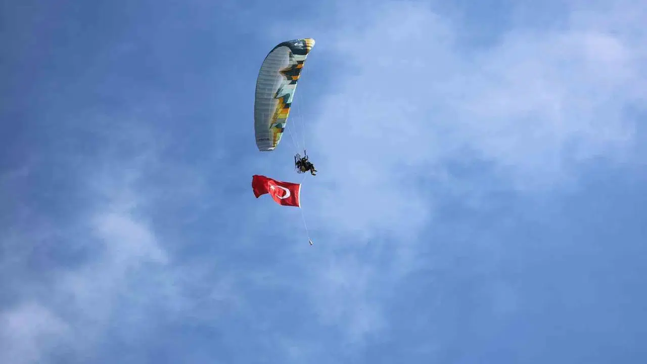 Nazilli semalarında bayram şöleni: Türk bayrağı gökyüzünde dalgalandı