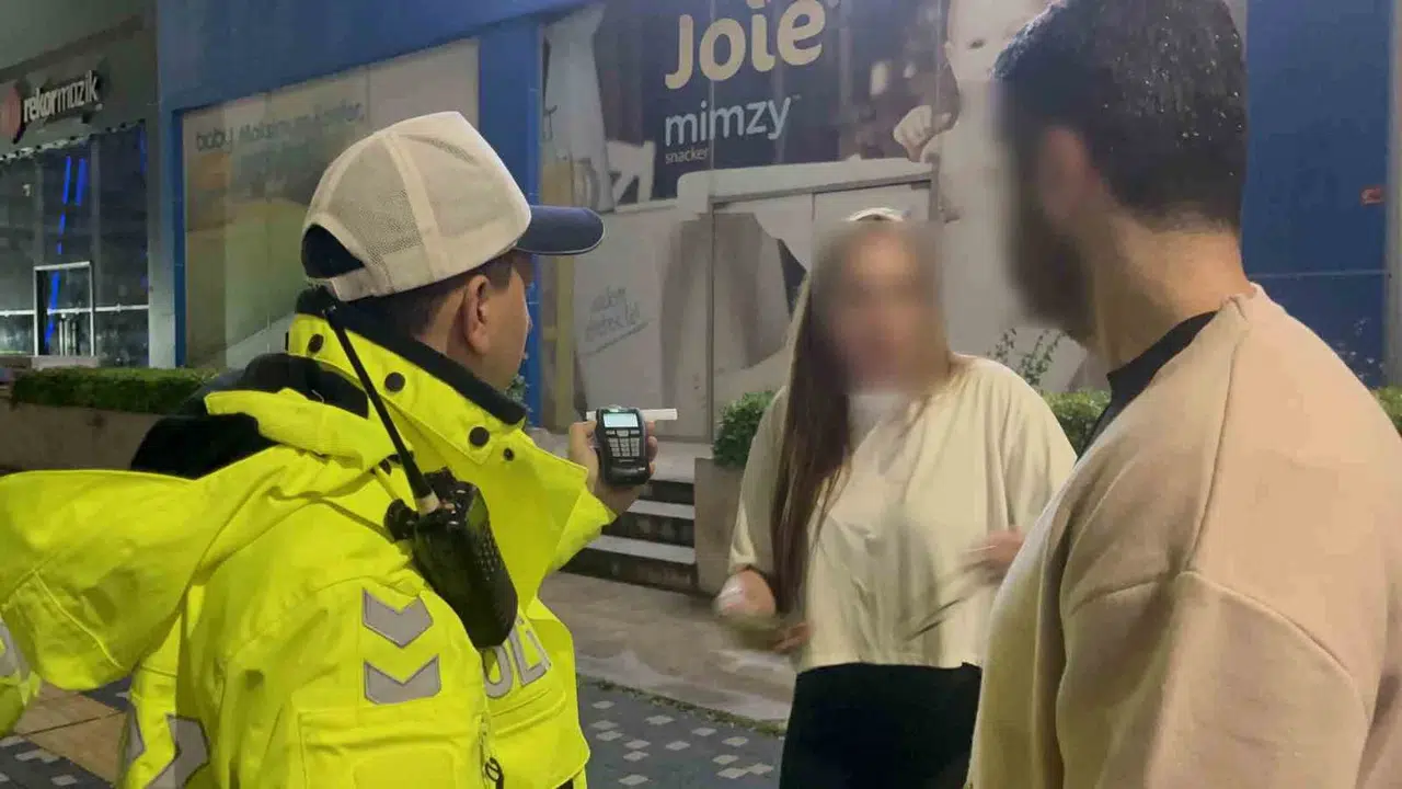 Trafik çevirmesinde pes dedirten anlar:  Kanka acil durum  diyerek kurtulmaya çalıştı
