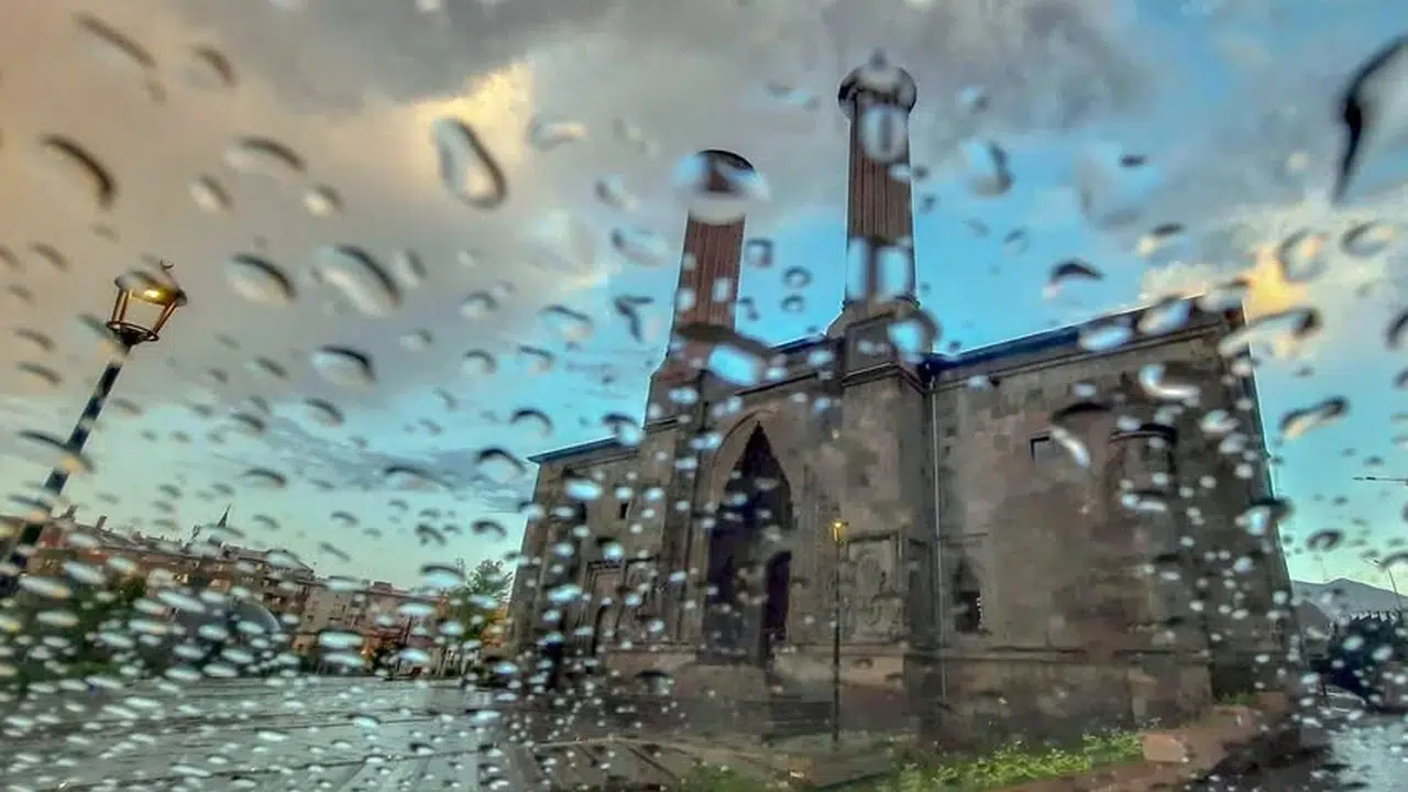 Erzurum ve Bayburt için kritik uyarı: Meteoroloji saat verdi, sel ve fırtına riskine dikkat