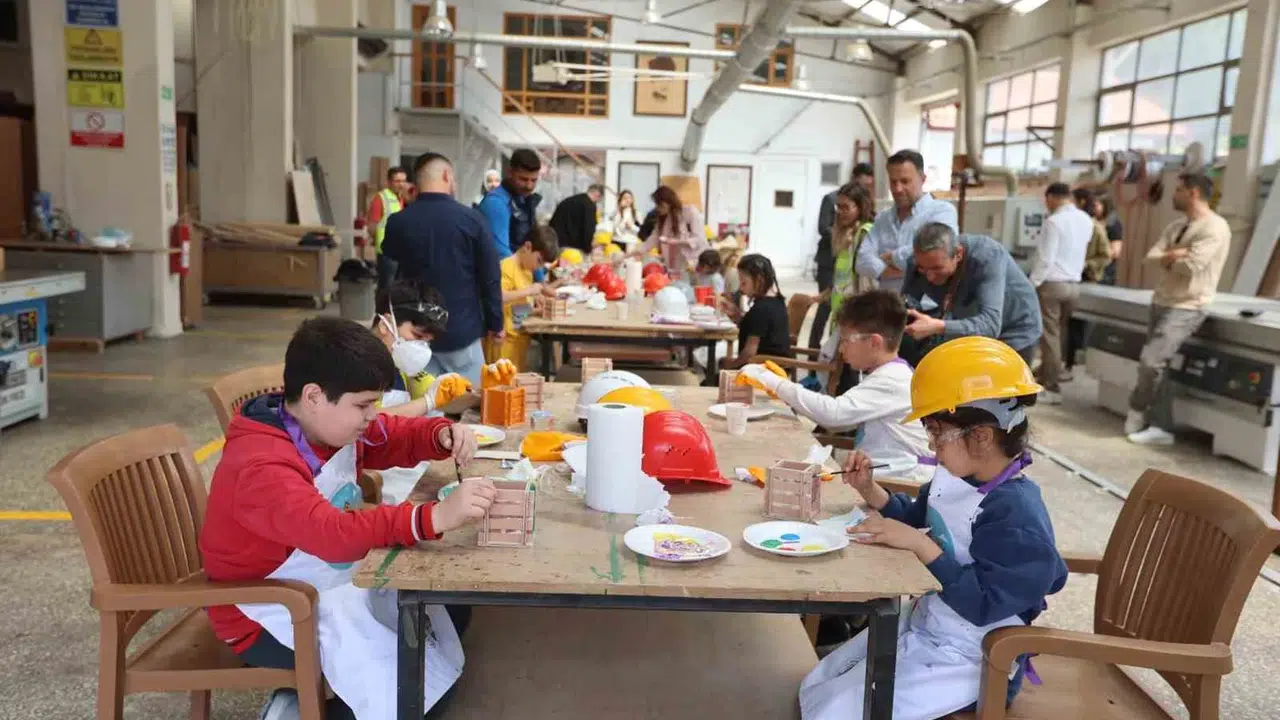 Küçük eller büyük işler başardı: Marangoz atölyesinde üretim heyecanı