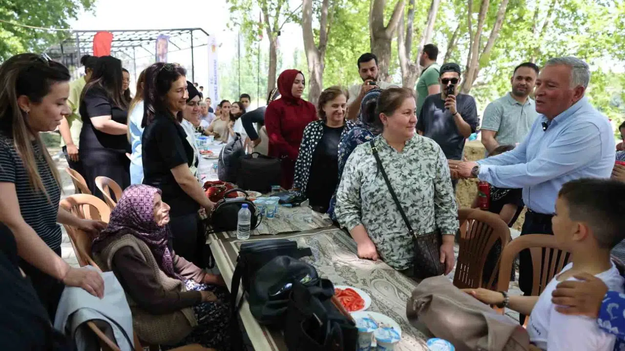Honaz'da anneler günü coşkusu: Göz Mesire Alanı'nda dev buluşma