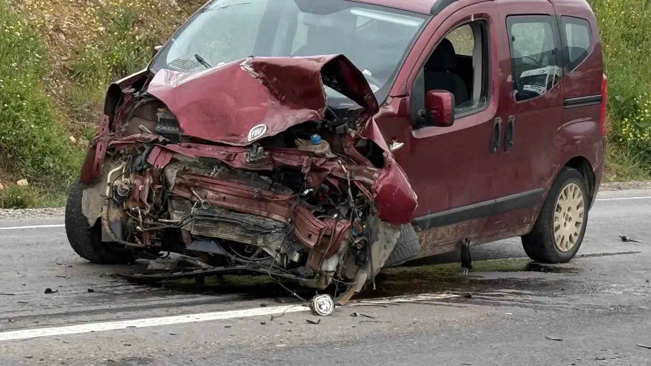 Çan yolunda can pazarı: İki araç kafa kafaya çarpıştı, 4 yaralı var