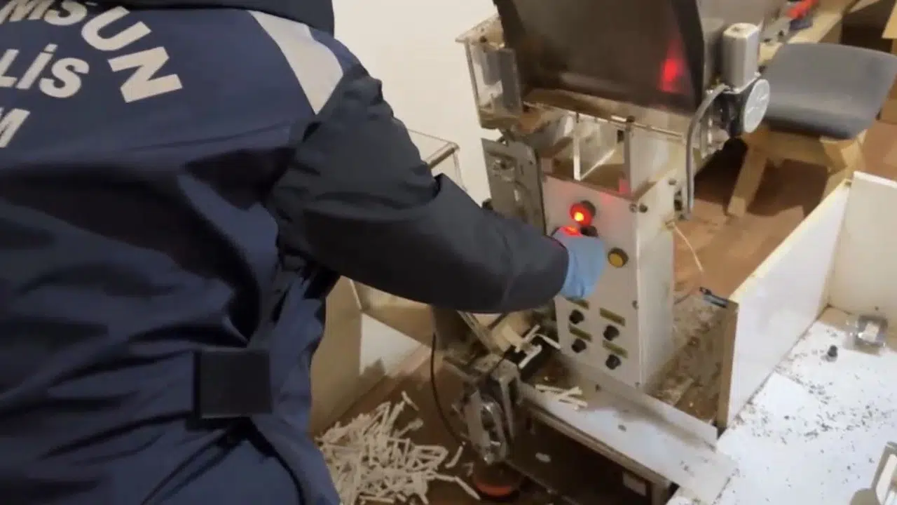 Samsun’da kaçak sigara fabrikasına çevrilen eve baskın: Tonlarca tütün ele geçirildi