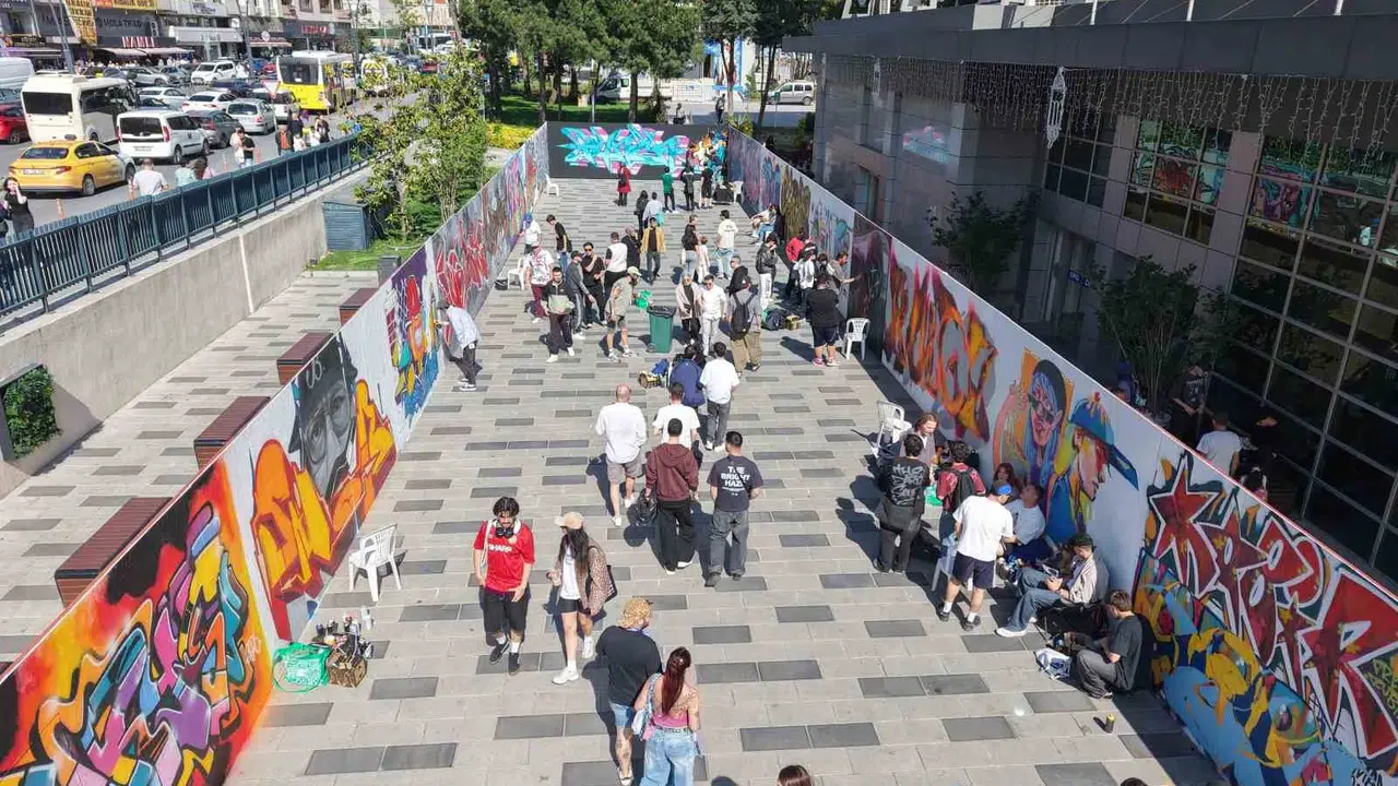 Duvarlar dile geldi: Gaziosmanpaşa’da dört nesil aynı spreyde buluştu