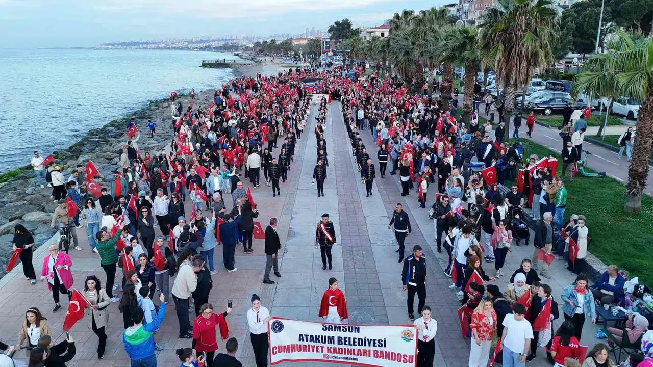 Atakum’da bayram coşkusu: Anıtkabir’den gelen bayrak gençlere emanet