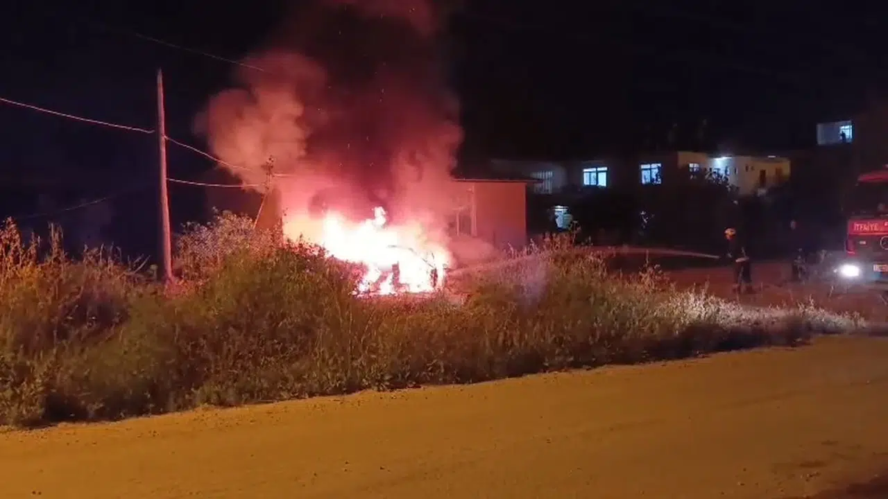 Sessiz gecede korku dolu anlar: Evin önündeki otomobil bir anda alev topuna döndü