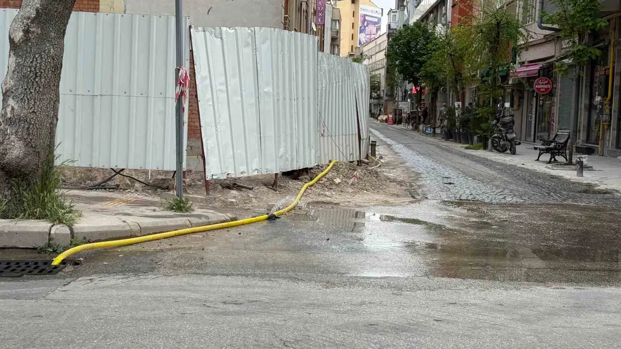 Eskişehir’de inşaat kazası: Sular boşa aktı, sokak çamur deryasına döndü