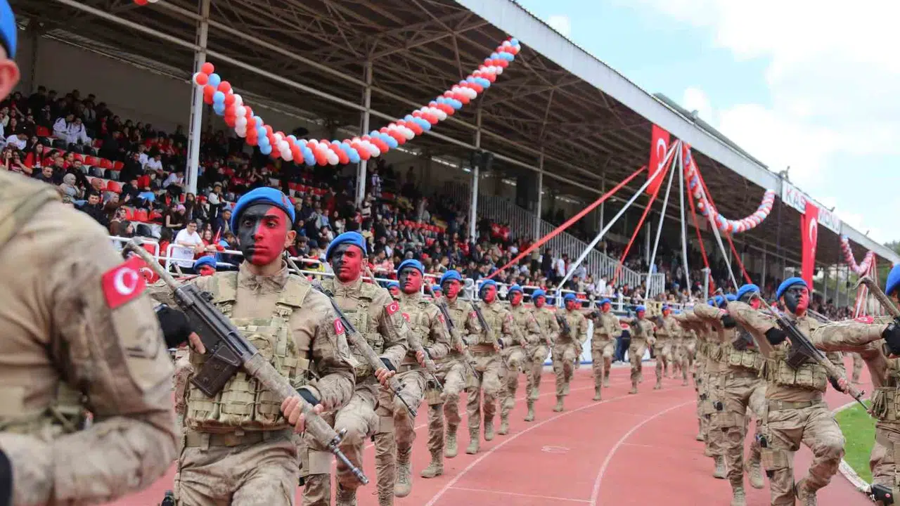 Kastamonu meydanında nefesler tutuldu: Komandoların gövde gösterisi izleyenleri büyüledi