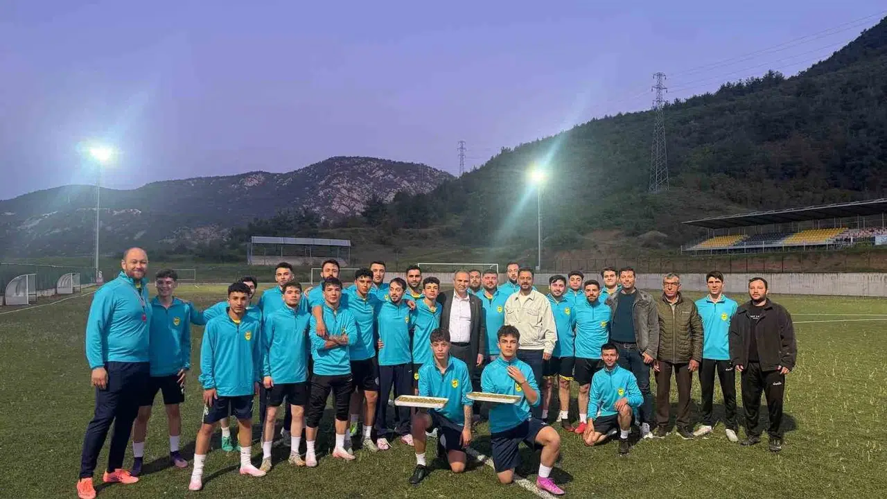 Belediye başkanının o tavrı sporseverleri ayağa kaldırdı: Baklava ikram etti ama tepkilerin odağı oldu