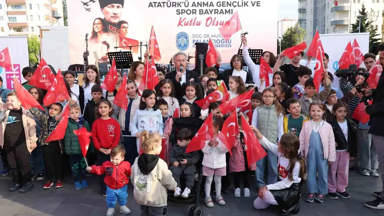 Gençlerin enerjisi Çarşı Melikgazi’yi sardı: 19 Mayıs coşkusu müzikle birleşti