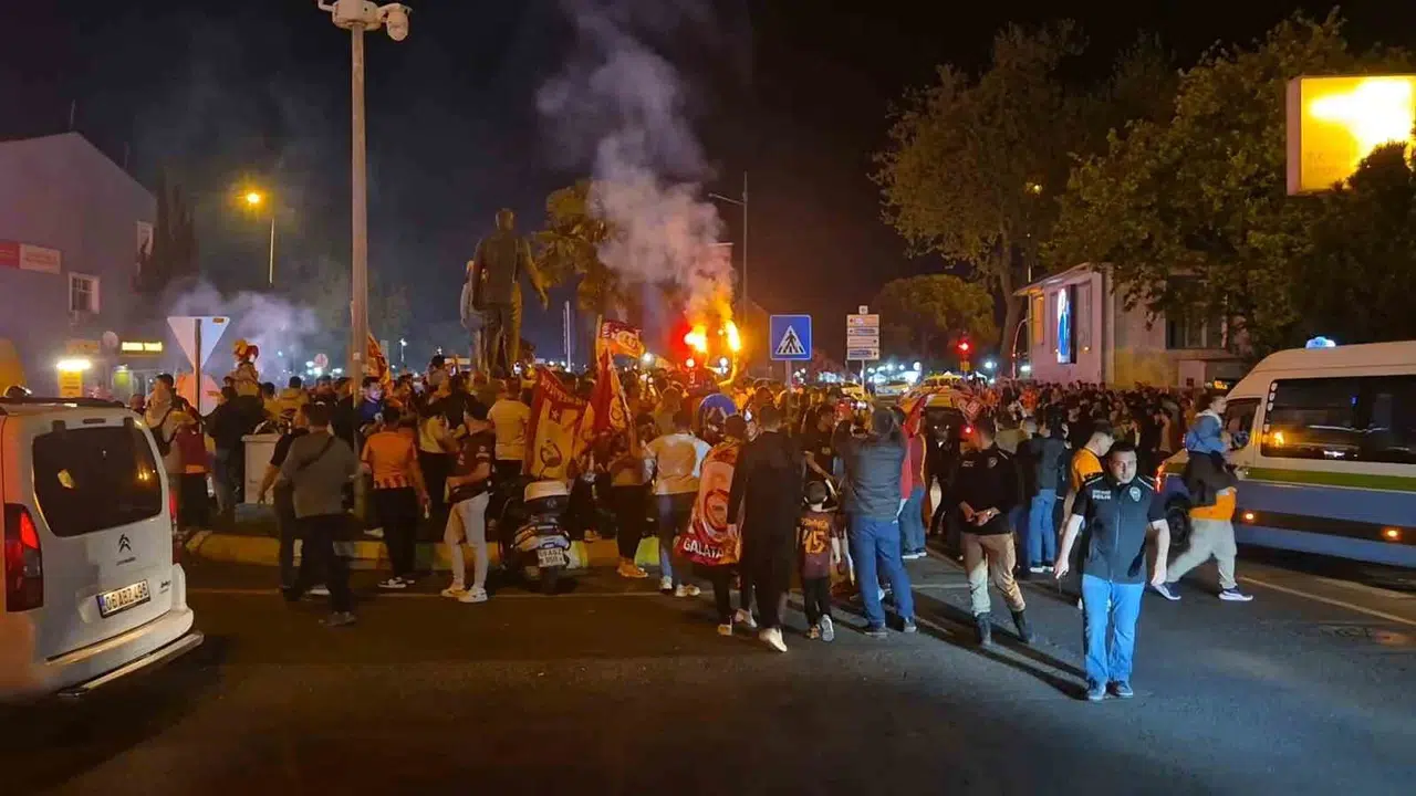 Sarı Kırmızı Şölen Tekirdağ Sokaklarına Taştı: Şampiyonluk Coşkusu Geceye Damga Vurdu