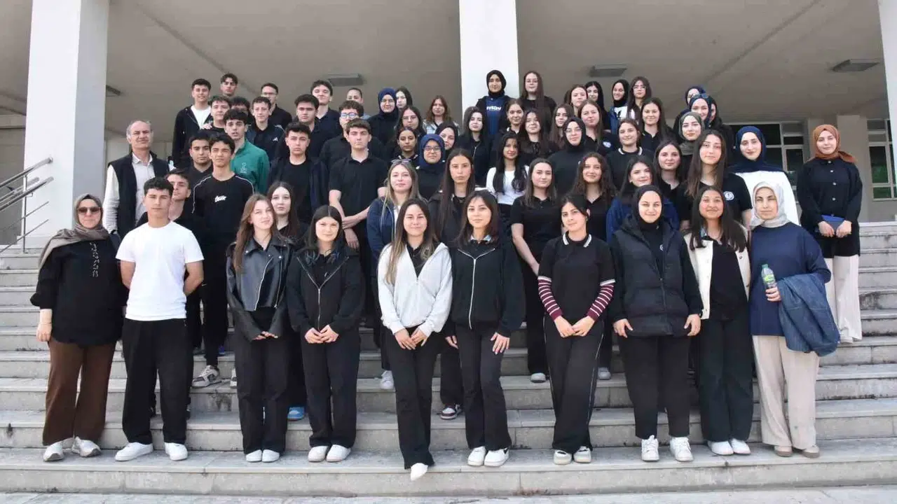 Beyaz önlük hayali kuran gençler üniversite yolunu tuttu: Geleceğin sağlıkçıları kampüste ter döktü