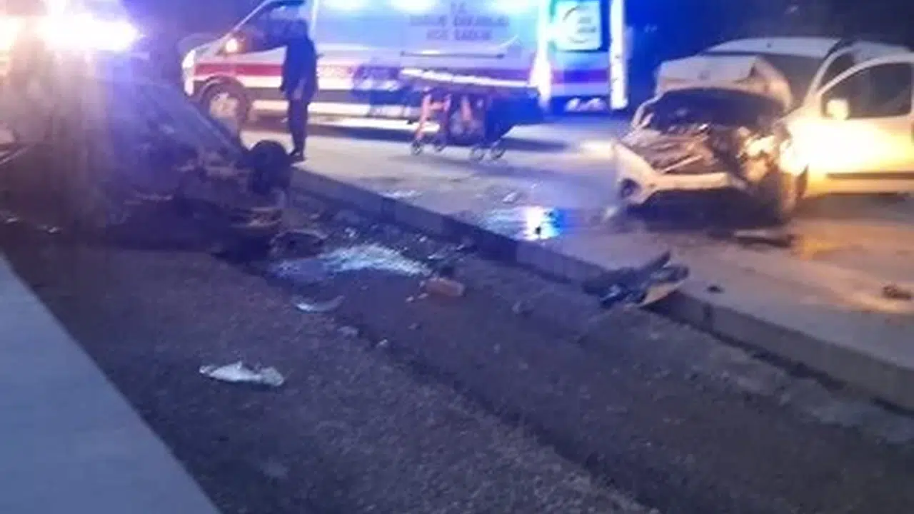 Zonguldak-Bartın yolunda can pazarı: Sıkışan sürücüyü itfaiye kurtardı