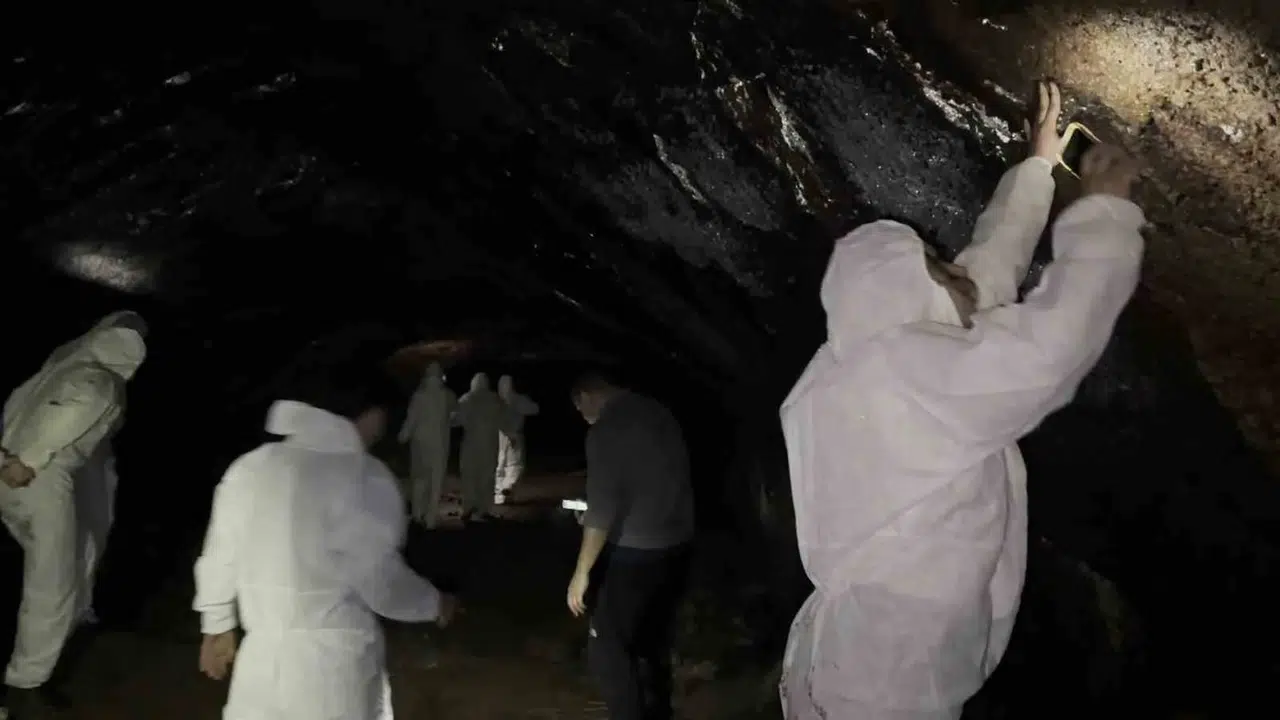 Ders kitaplarındaki o gizemli dünyayı yerinde keşfettiler: Öğretmenler lav tüplerinin derinliklerine indi