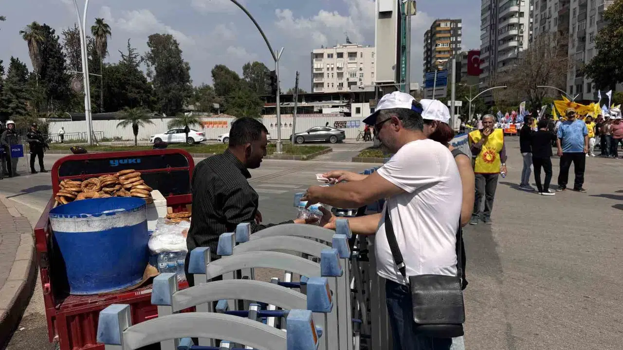 Emekçinin bayramında bile tezgahı bırakmadılar: Bariyerlerin ardındaki hayat mücadelesi