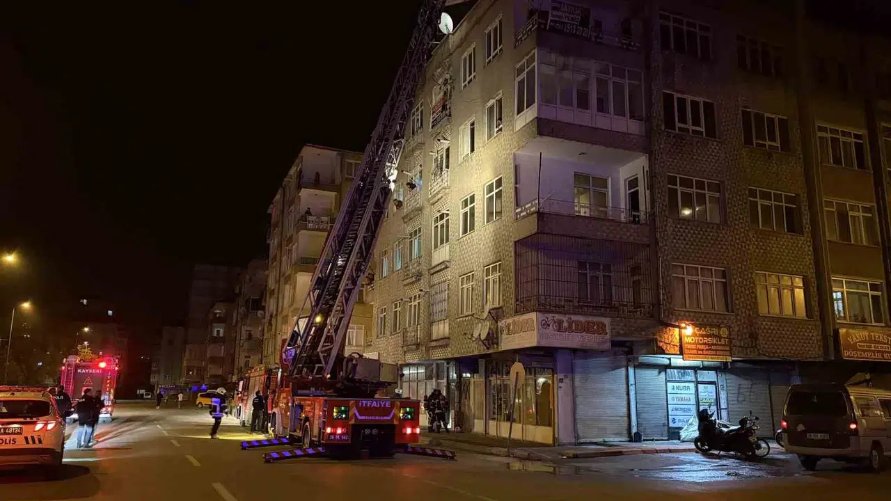 Kayseri'de gece yarısı korku dolu anlar: 5 katlı binayı dumanlar sardı