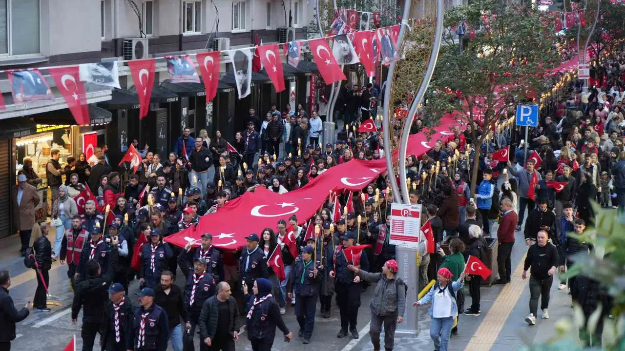 Samsun sokakları kırmızı beyaza boyandı: 1919 metrelik dev bayrakla unutulmaz gece