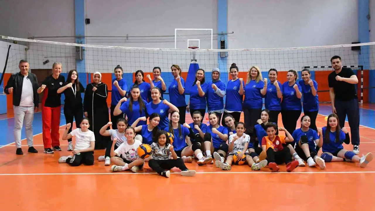 Sahada ter döktüler, tribünde değil: Anneler ve çocukları voleybol filelerinde buluştu