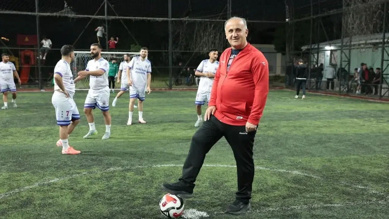 Sahalarda dostluk rüzgarı: Başkan Kaya gençlerin şampiyonluk heyecanına ortak oldu