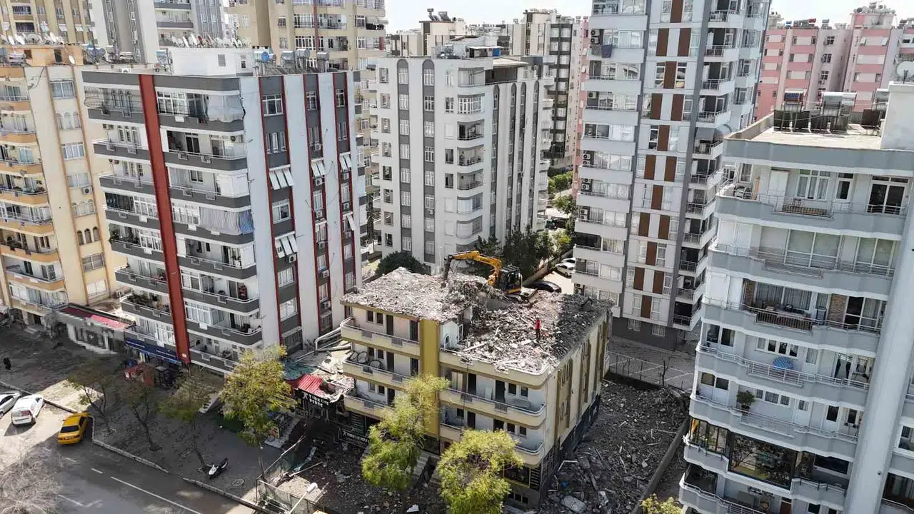 Adana’da yargı engeli kalktı: Deprem yorgunu binalar için yıkım mesaisi hızlandı