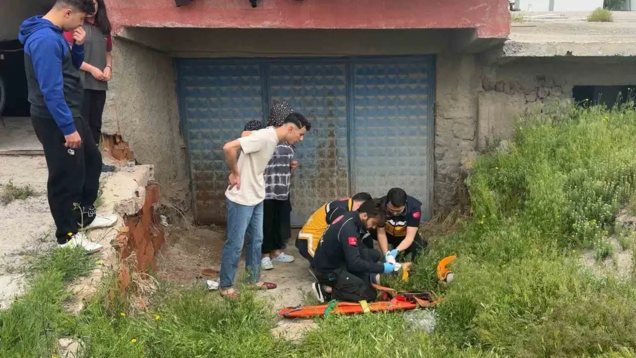 Aksaray'da yürekleri ağza getiren kaza: Balkondan düşen minik K.Y.'nin durumu kritik