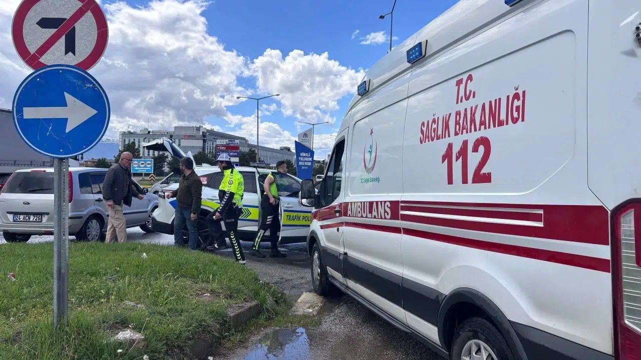 Erzincan’da korkutan kavşak kazası: 3 kişi hastanelik oldu