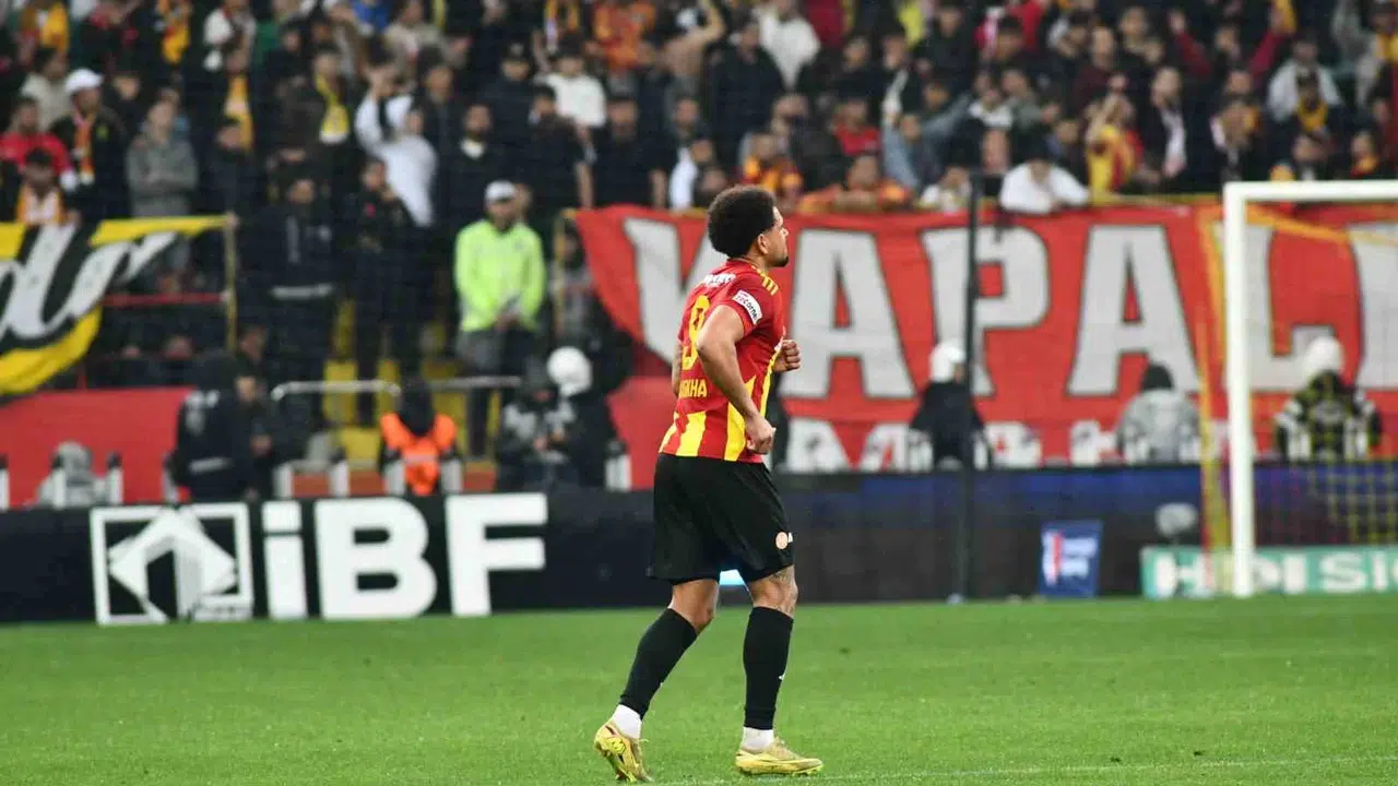 Kayserispor’da şok sakatlık: Golcü oyuncu sahayı terk etmek zorunda kaldı