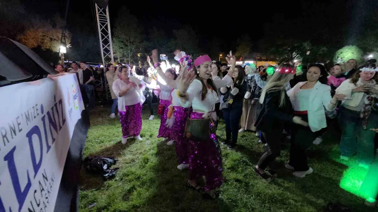 Edirne’de Kakava rüzgarı: Tarık Mengüç sahneye çıktı, Sarayiçi yerinden oynadı