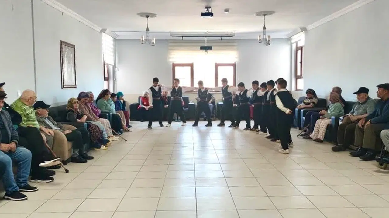 Minik yüreklerden büyük vefa: Huzurevi sakinlerine unutulmaz gün