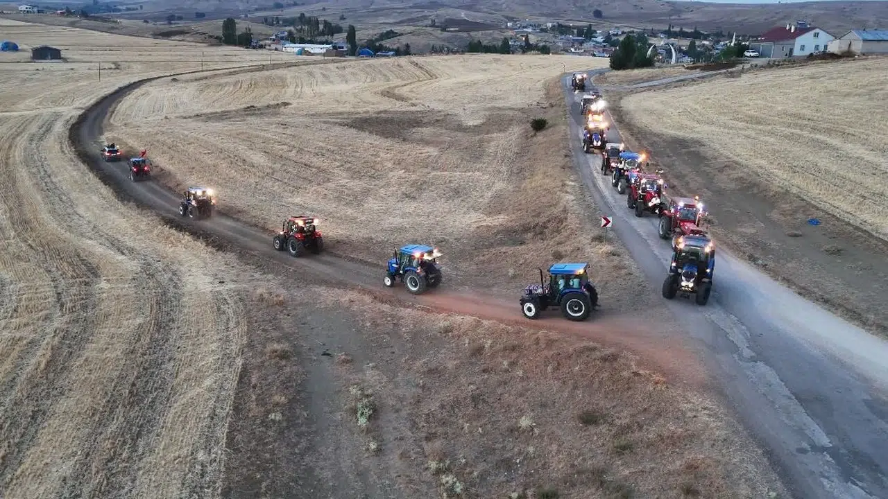 Düğün konvoyunda lüks araçlar değil traktörler var: Anadolu'nun bu köyünde gelenekler böyle yaşatılıyor