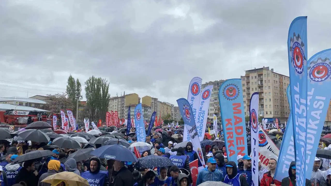 Eskişehir’de sağanak yağışa inat 1 Mayıs coşkusu: Meydanlar işçilerin sesiyle yankılandı