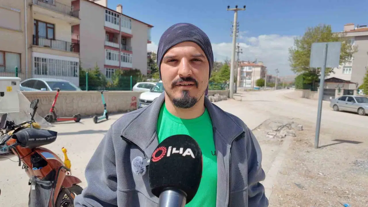 Kuryelik yaparken hayatının en ilginç manzarasıyla karşılaştı: Yol kenarında sıfır buzdolabı buldu