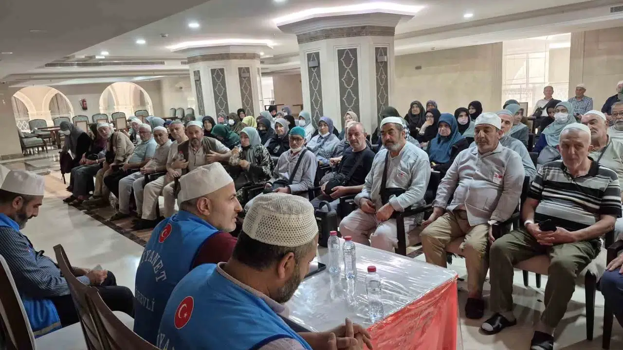 Kutsal topraklarda büyük buluşma: Erzincanlı hacı adaylarına uygulamalı rehberlik
