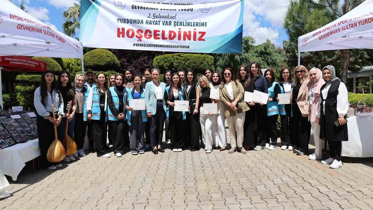 Nazilli’de kız öğrencilerin el emeği göz nuru eserleri görücüye çıktı: Yurt bahçesi sanat merkezine dönüştü