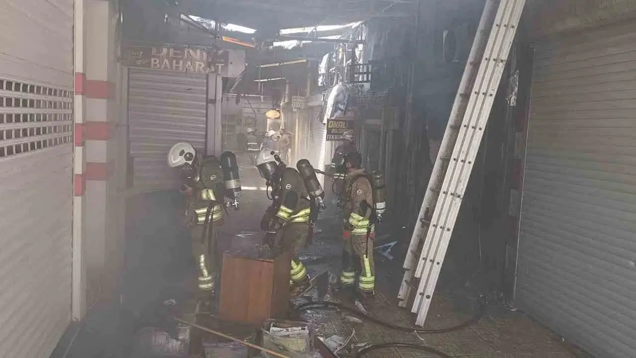 Dörtyol’da pasaj yangını: 3 dükkan küle döndü, 7 iş yeri zarar gördü