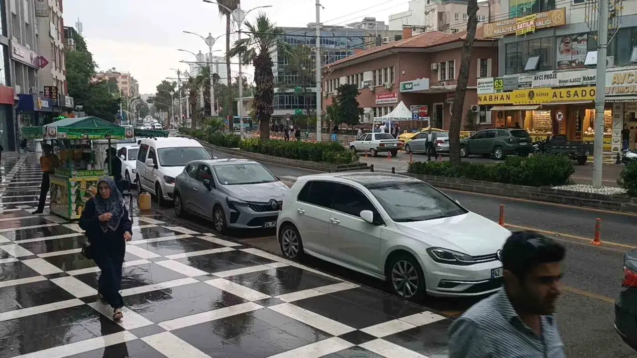 Şanlıurfa’da güneşli günlere veda: Aniden bastıran yağmur hayatı felç etti