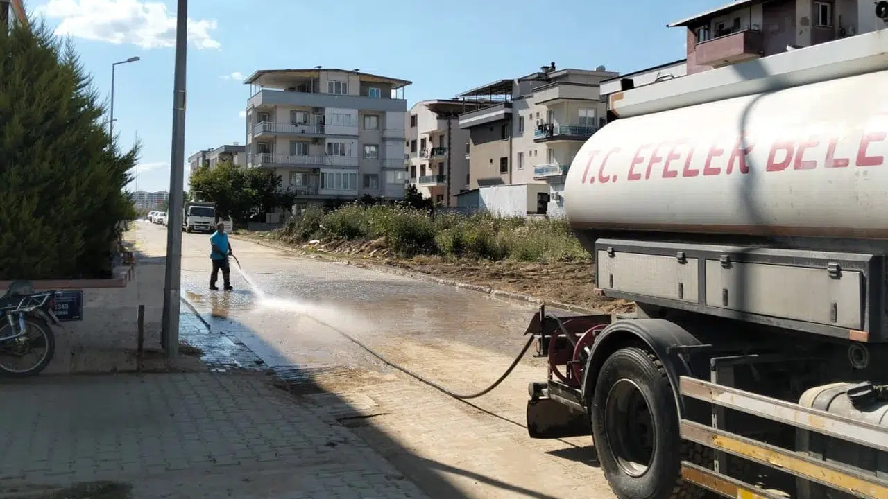 Efeler’de çamur deryasına dönen sokağa belediye eli değdi: Vatandaş rahat bir nefes aldı