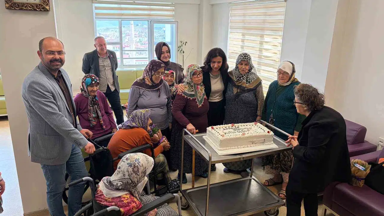 Tosya’da duygusal anlar: Başkan Kavaklıgil’den huzurevi sakinlerine anlamlı ziyaret