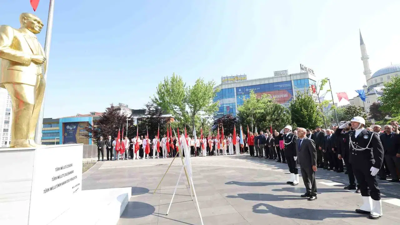 Küçükçekmece’de bayram coşkusu: Sokaklar marşlarla inledi, meydanlar gençliğin enerjisiyle doldu