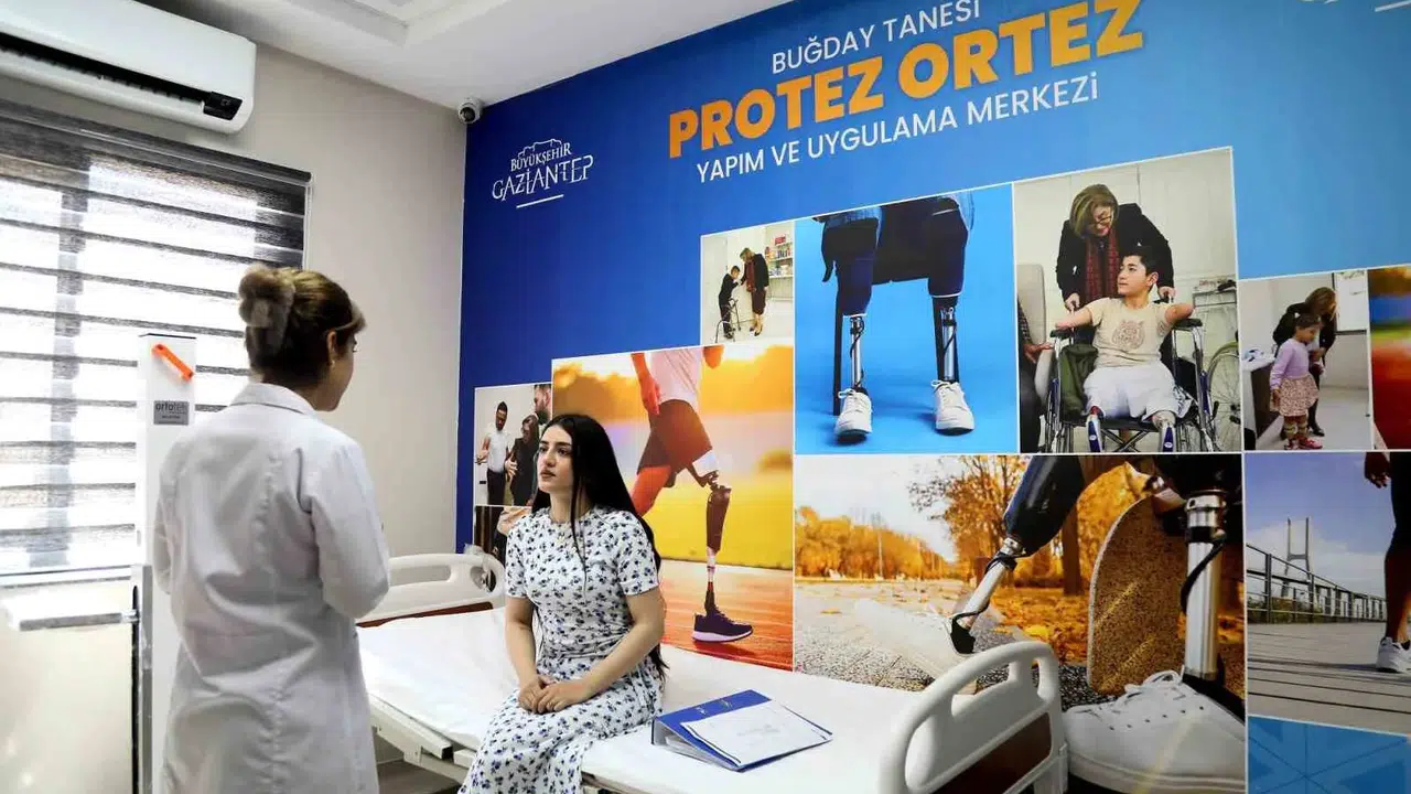 Hayata şarkılarla tutunan genç öğrenciye Başkan Şahin’den büyük destek: Yeniden yürümesi için tüm imkanlar seferber edildi