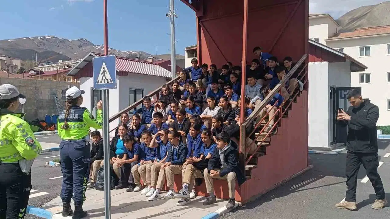 Hakkari’de minik öğrencilere trafik dersi: Polis amcaları sahaya indi