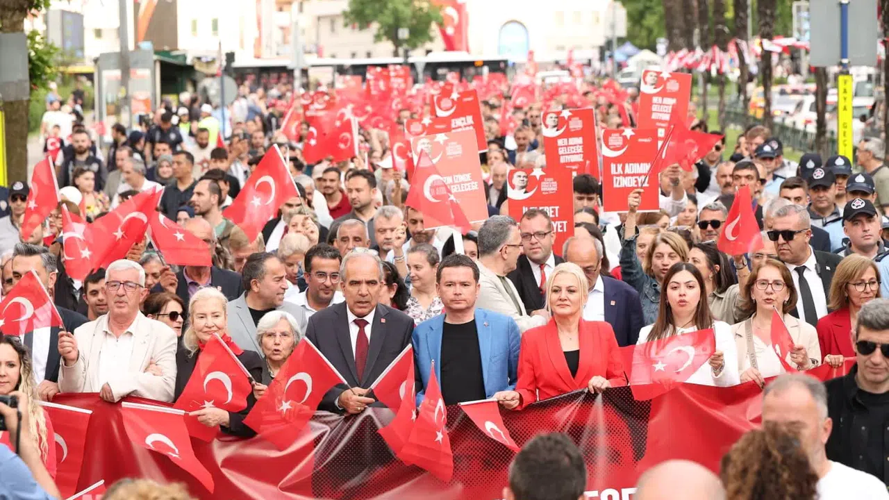 Bursa’da 19 Mayıs rüzgarı: 25 bin genç meydanları doldurdu, coşku Poizi ile zirveye çıktı