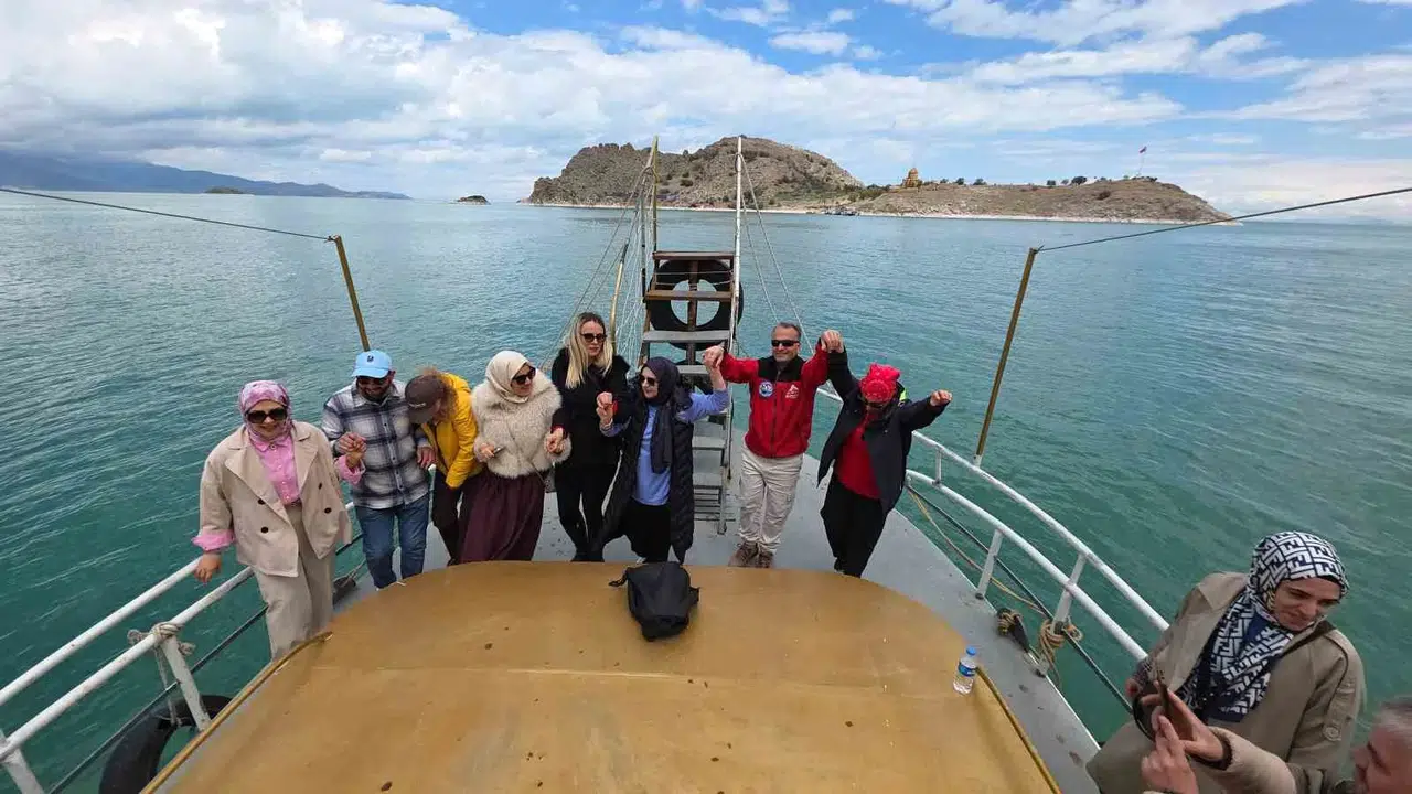 Van Gölü’nde Karadeniz rüzgârı: Akdamar Adası’nda kemençe sesleri yükseldi