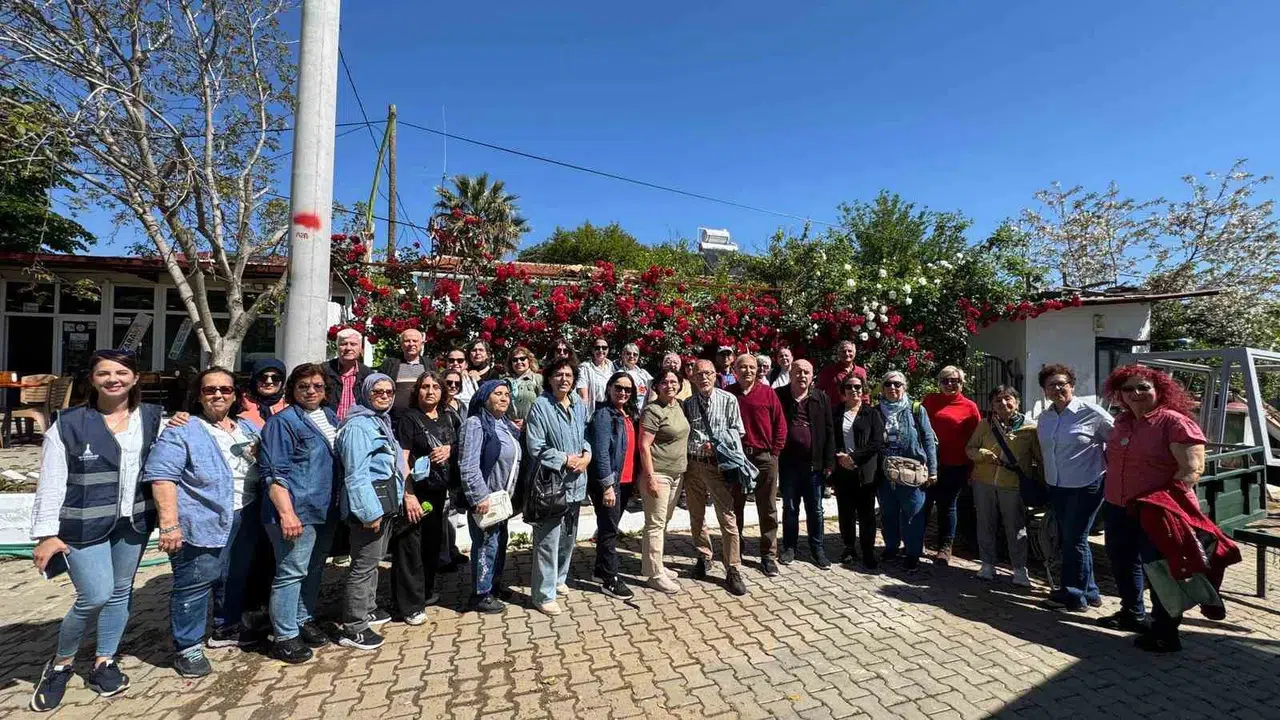 İzmir’de emeklilerin yüzü gülüyor: 30 ilçeyi kapsayan ücretsiz keşif yolculuğu başladı