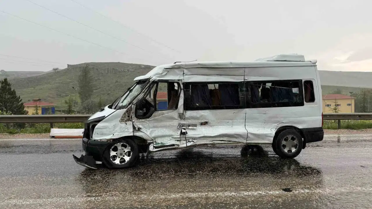 Ankara'da dehşet anları: İşçi servisi ile tır çarpıştı, ortalık savaş alanına döndü