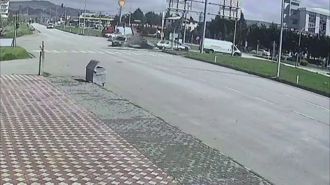 Suluova’da korkutan kaza: Kavşakta kontrolsüz hamle faciaya davetiye çıkardı