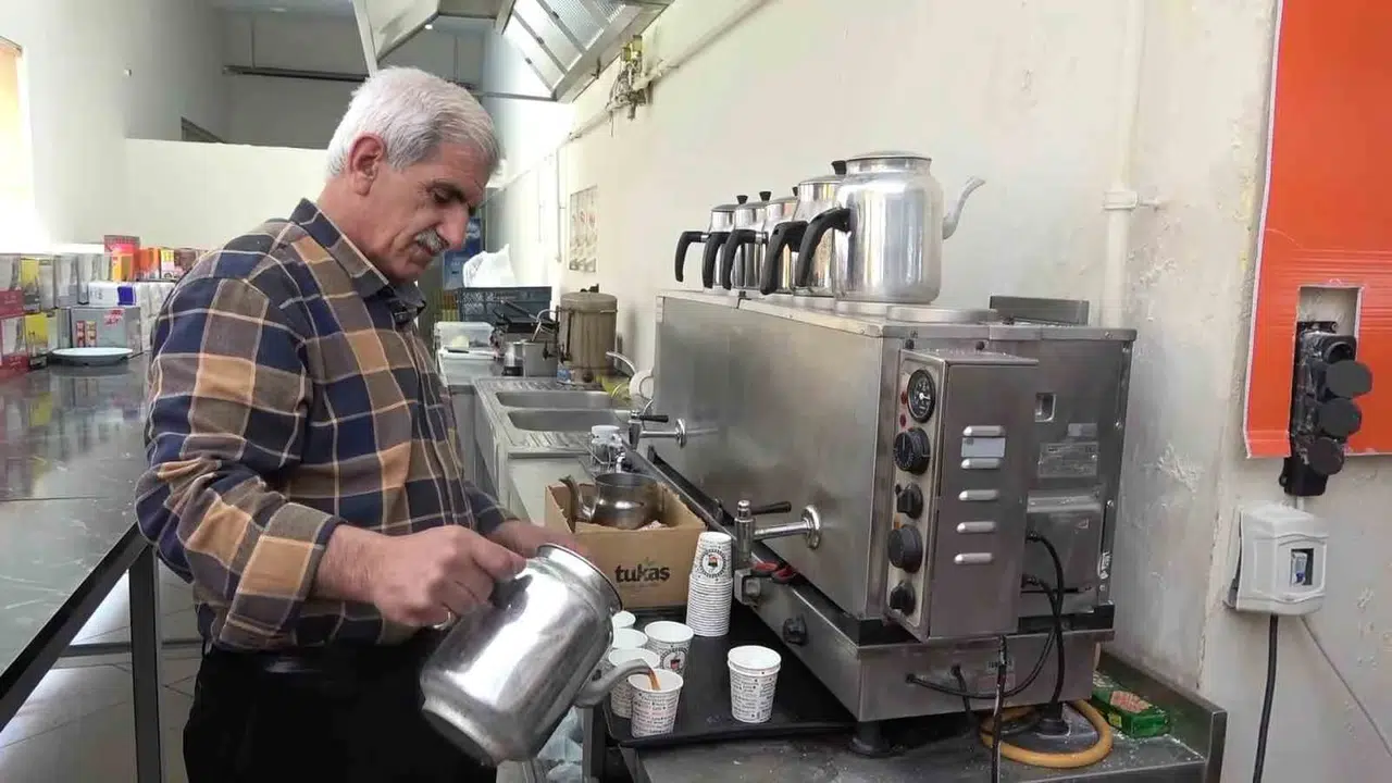 Çay ocağında yükselen mısralar: Emekli oldu, üniversite kafesinde şairliğe soyundu