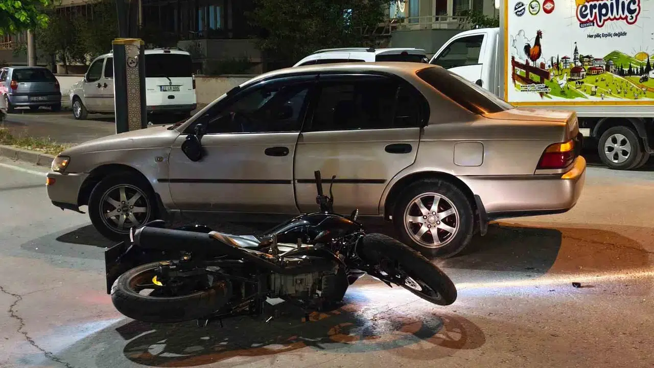 Keşan’da trafik dehşeti: Motosikletli gençler otomobille çarpıştı